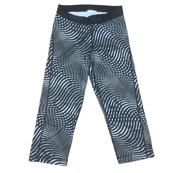 Women's  Nike Dri-Fit Cropped Leggings Size M - Picture 1 of 3